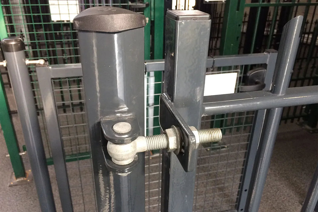 Orthogonal hinge with aluminum plate to be screwed